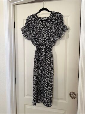 Max Studio Black and White Floral V-Neck Top